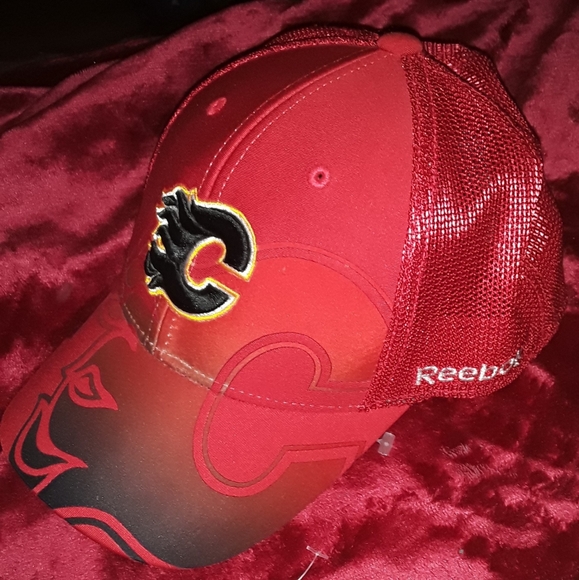 Calgary Flames NHL / Reebok Full Fitted Hat - Picture 12 of 15